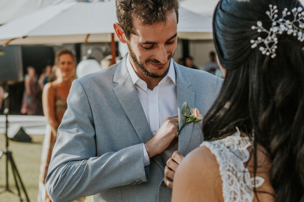 Fotografia de casamento em Betim durante o dia feita ao ar livre no condomínio Mont Serrat em Betim Minas Gerais Brasil