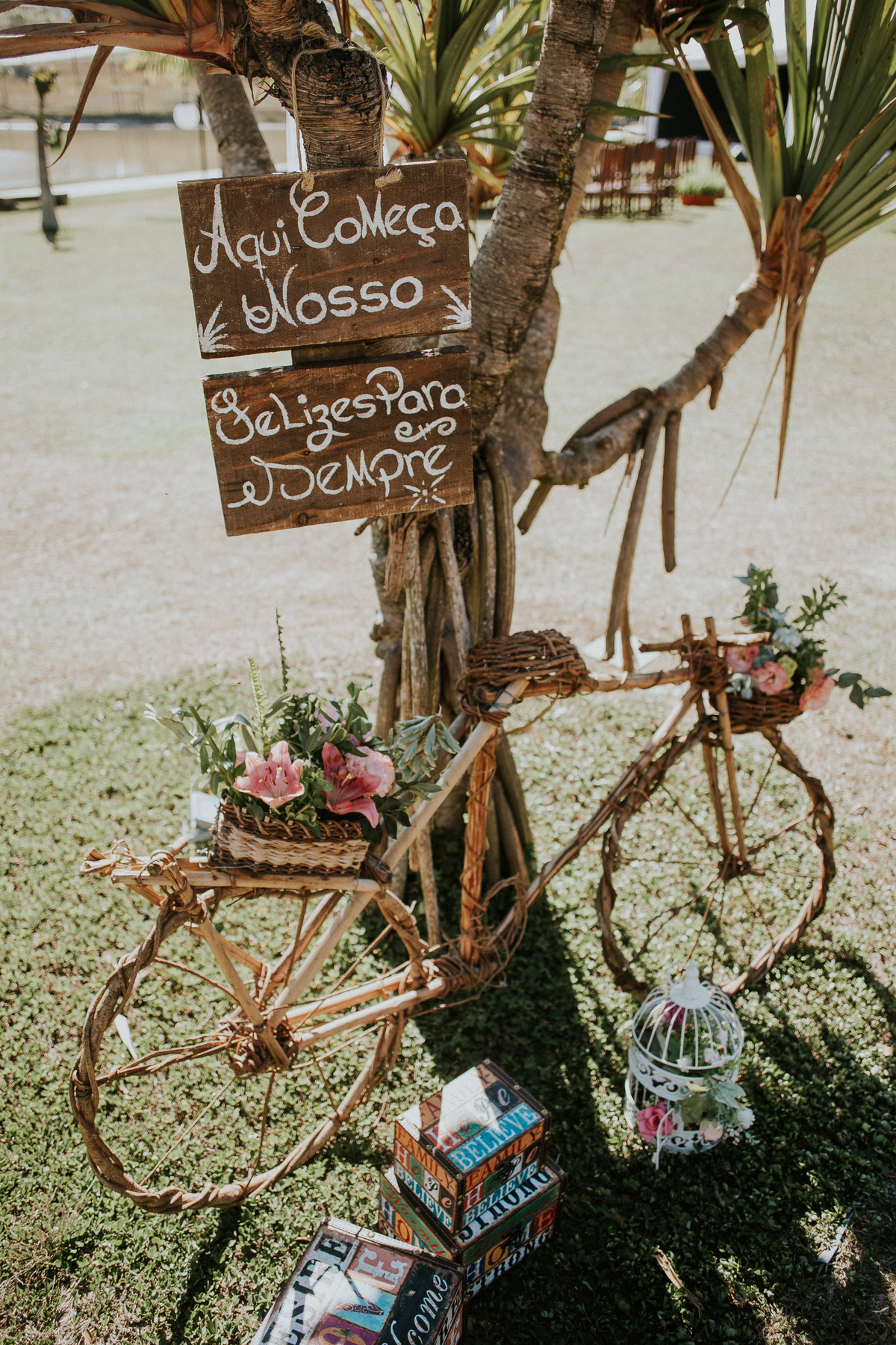 Inspiração de decoração moderna para casamentos durante o dia com bolo naked cake e suculentas 