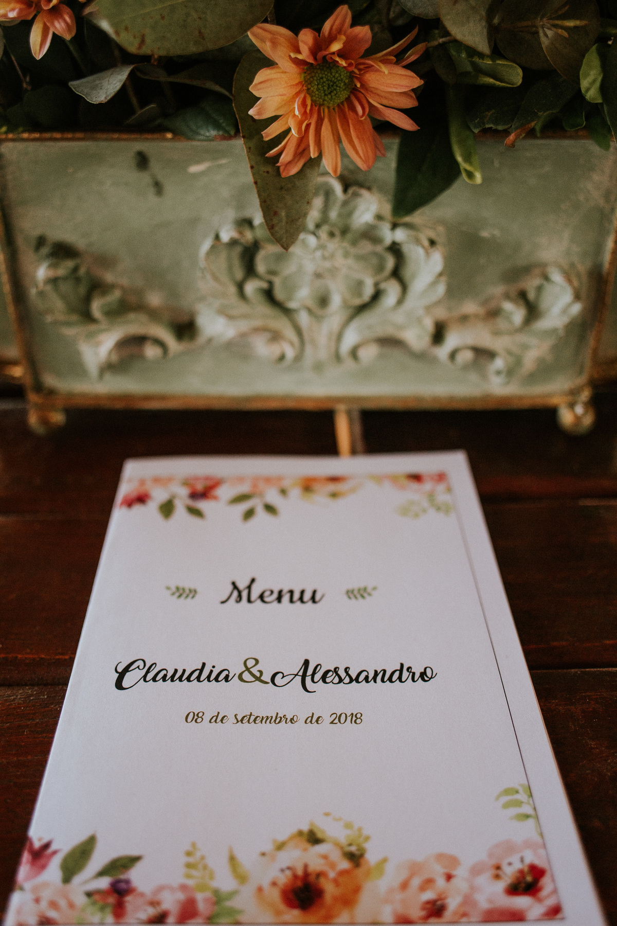 Inspiração de decoração moderna para casamentos durante o dia com bolo naked cake e suculentas 