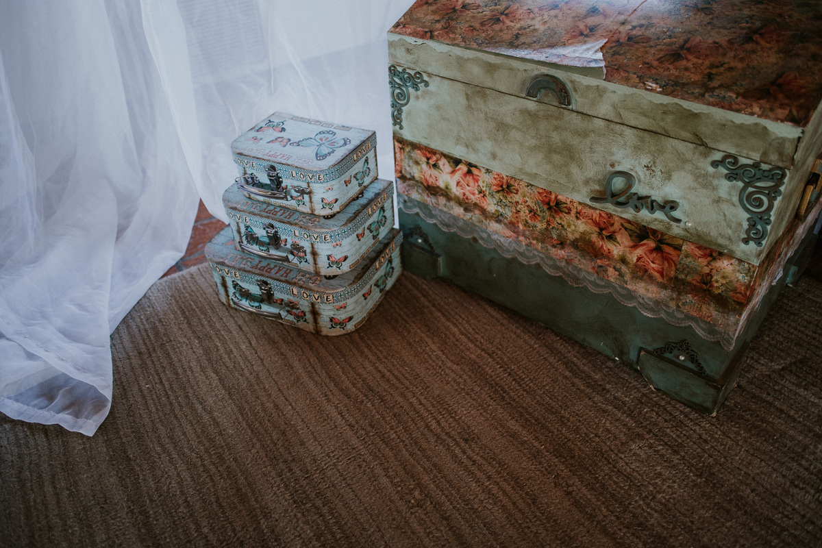 Inspiração de decoração moderna para casamentos durante o dia com bolo naked cake e suculentas 