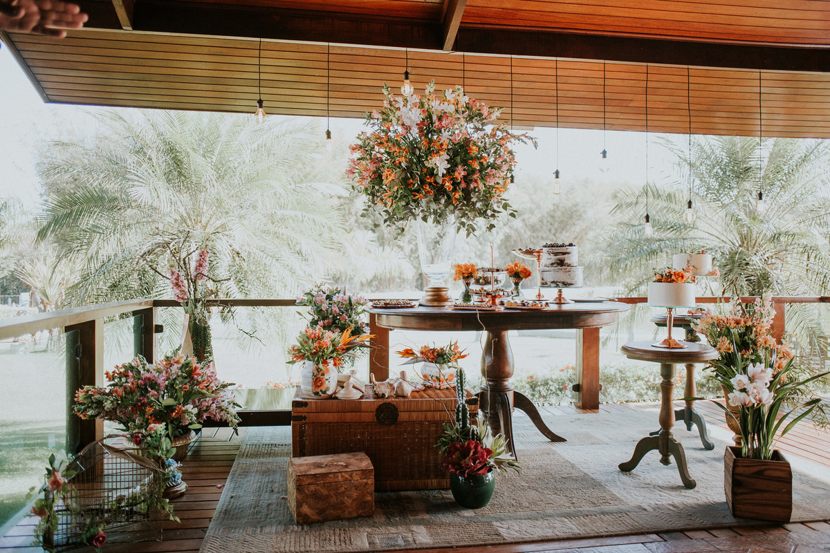 Inspiração de decoração moderna para casamentos durante o dia com bolo naked cake e suculentas 