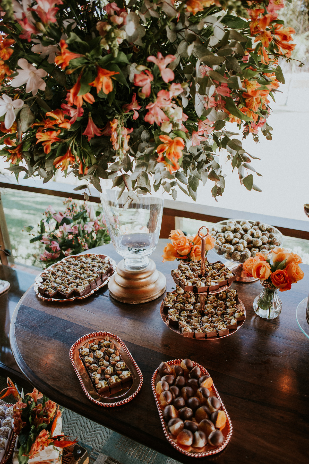 Inspiração de decoração moderna para casamentos durante o dia com bolo naked cake e suculentas 