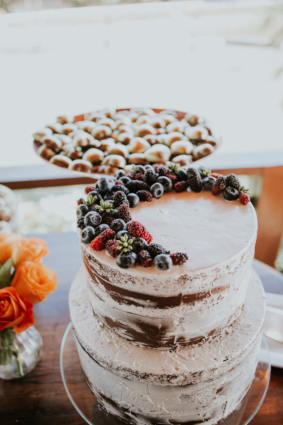 Inspiração de decoração moderna para casamentos durante o dia com bolo naked cake e suculentas 