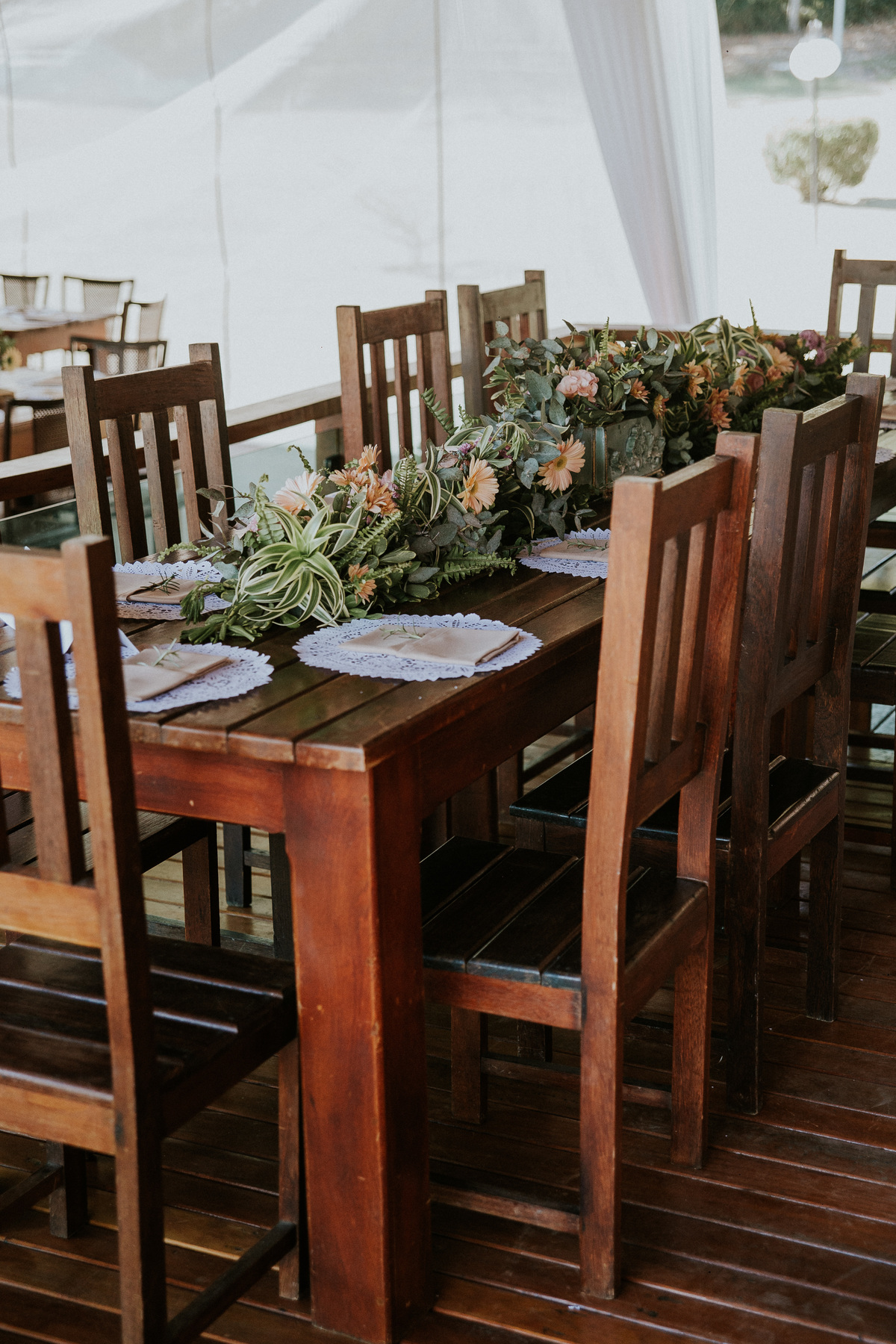 Inspiração de decoração moderna para casamentos durante o dia com bolo naked cake e suculentas 