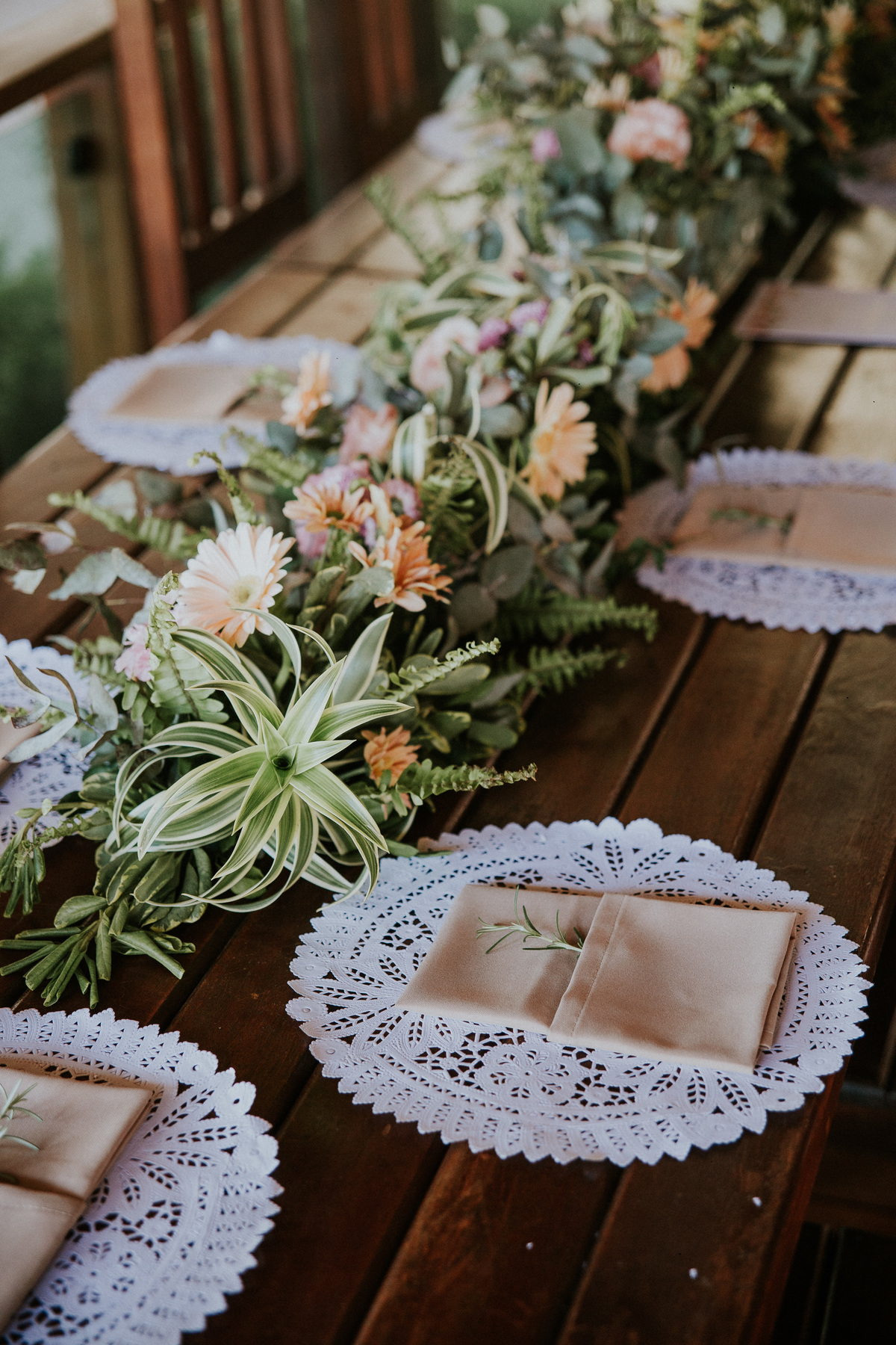 Inspiração de decoração moderna para casamentos durante o dia com bolo naked cake e suculentas 