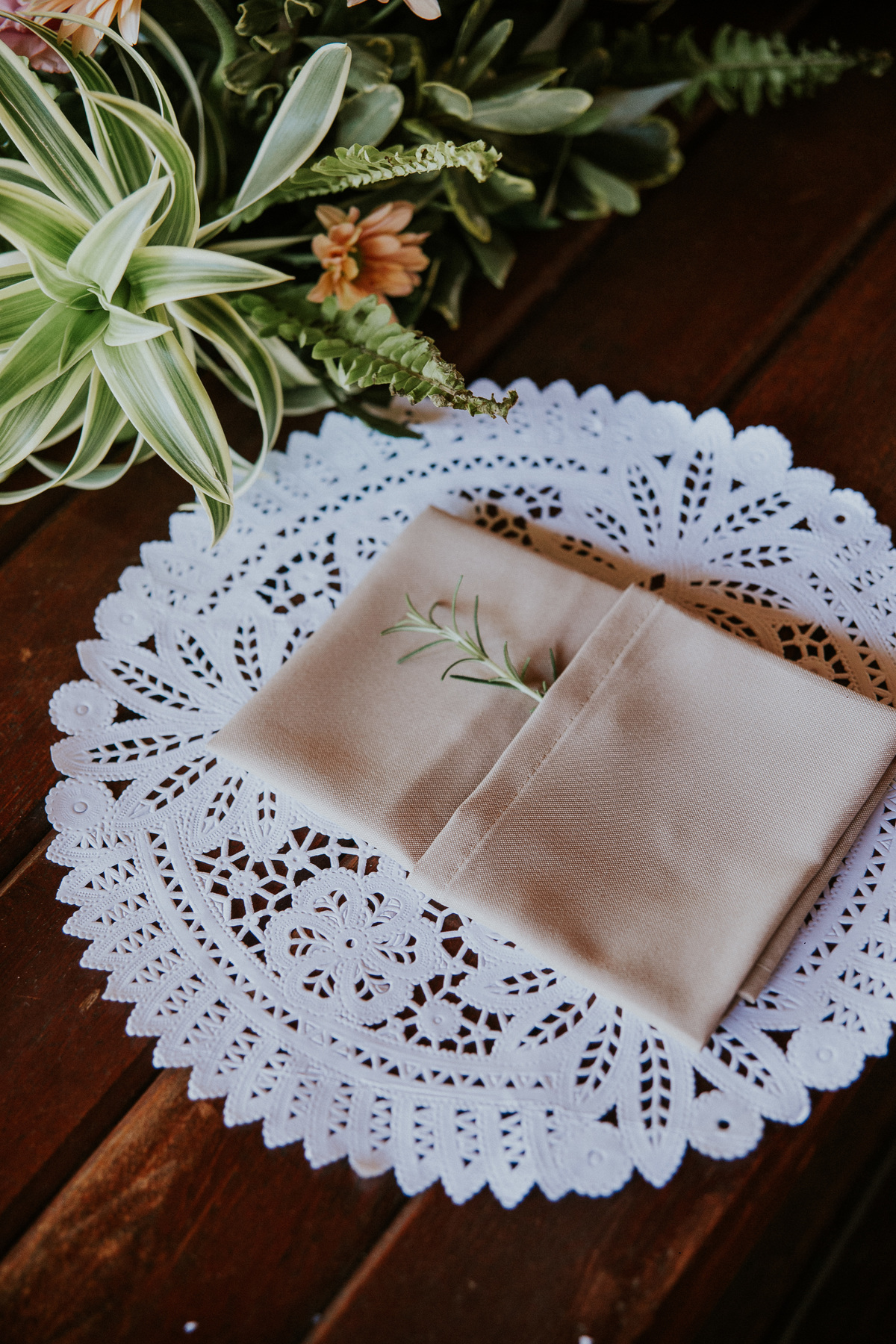 Inspiração de decoração moderna para casamentos durante o dia com bolo naked cake e suculentas 