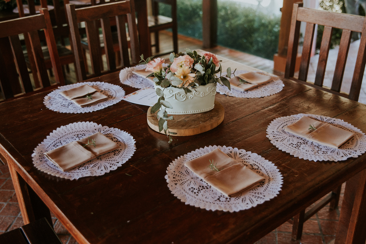 Inspiração de decoração moderna para casamentos durante o dia com bolo naked cake e suculentas 