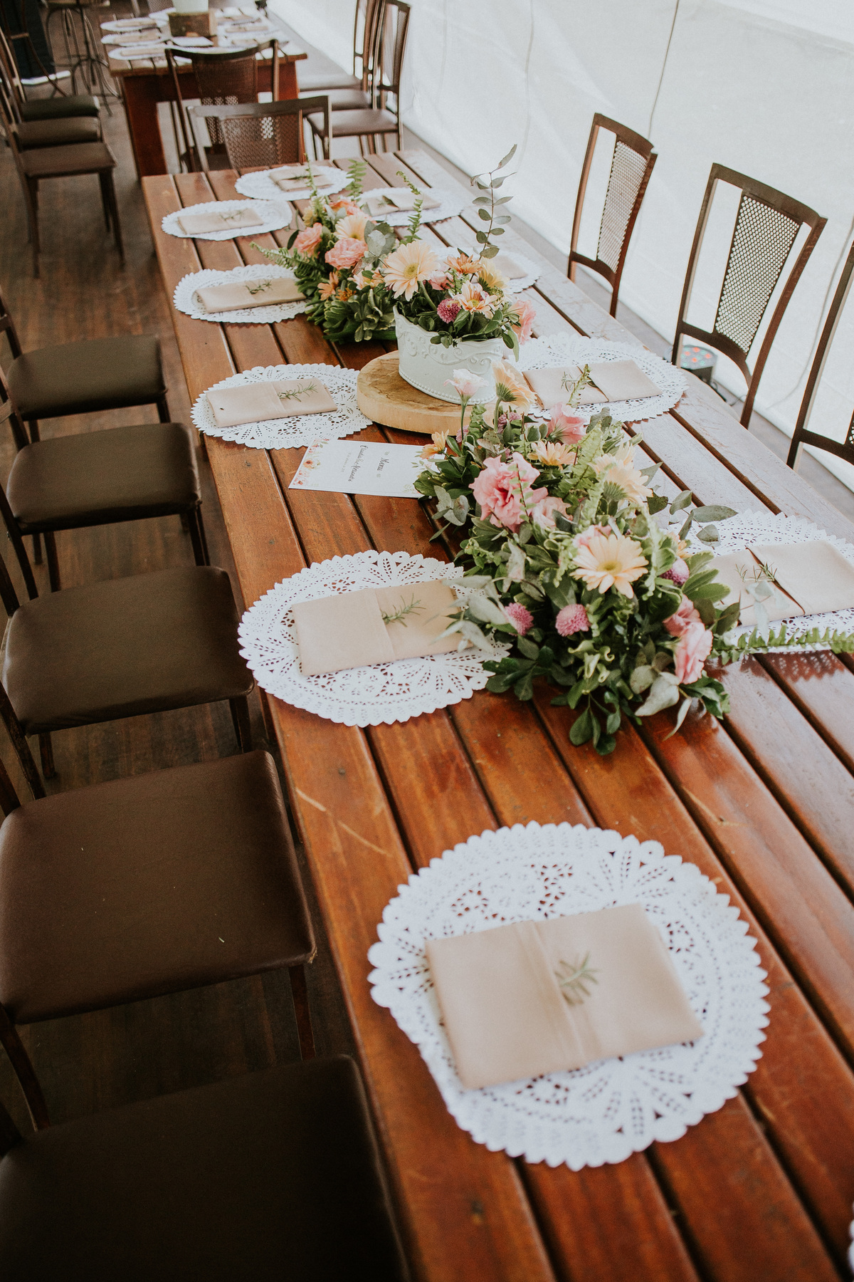 Inspiração de decoração moderna para casamentos durante o dia com bolo naked cake e suculentas 