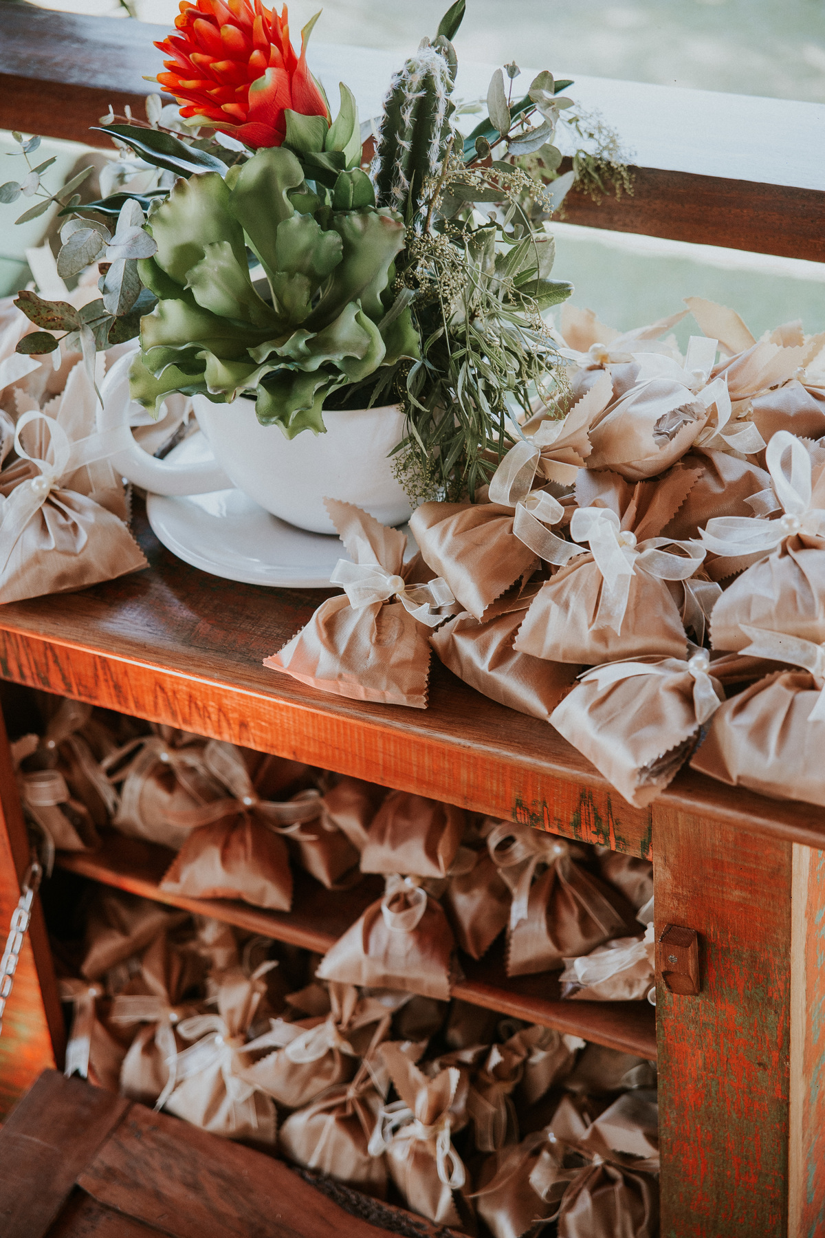 Inspiração de decoração moderna para casamentos durante o dia com bolo naked cake e suculentas 