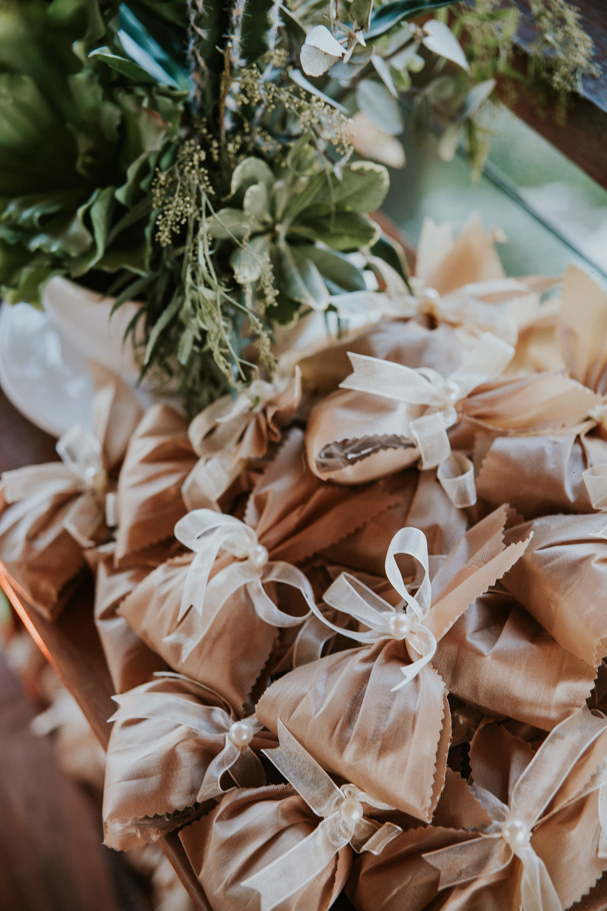 Inspiração de decoração moderna para casamentos durante o dia com bolo naked cake e suculentas 