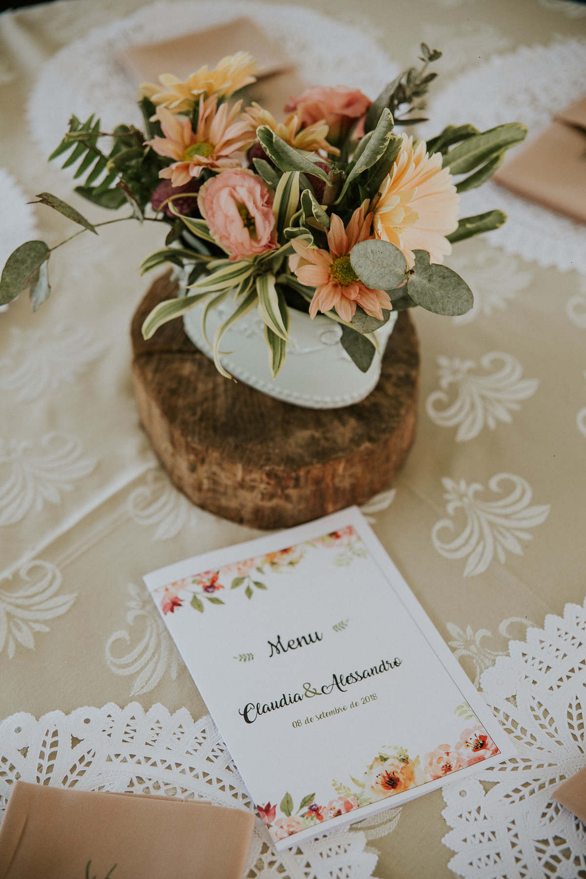 Inspiração de decoração moderna para casamentos durante o dia com bolo naked cake e suculentas 