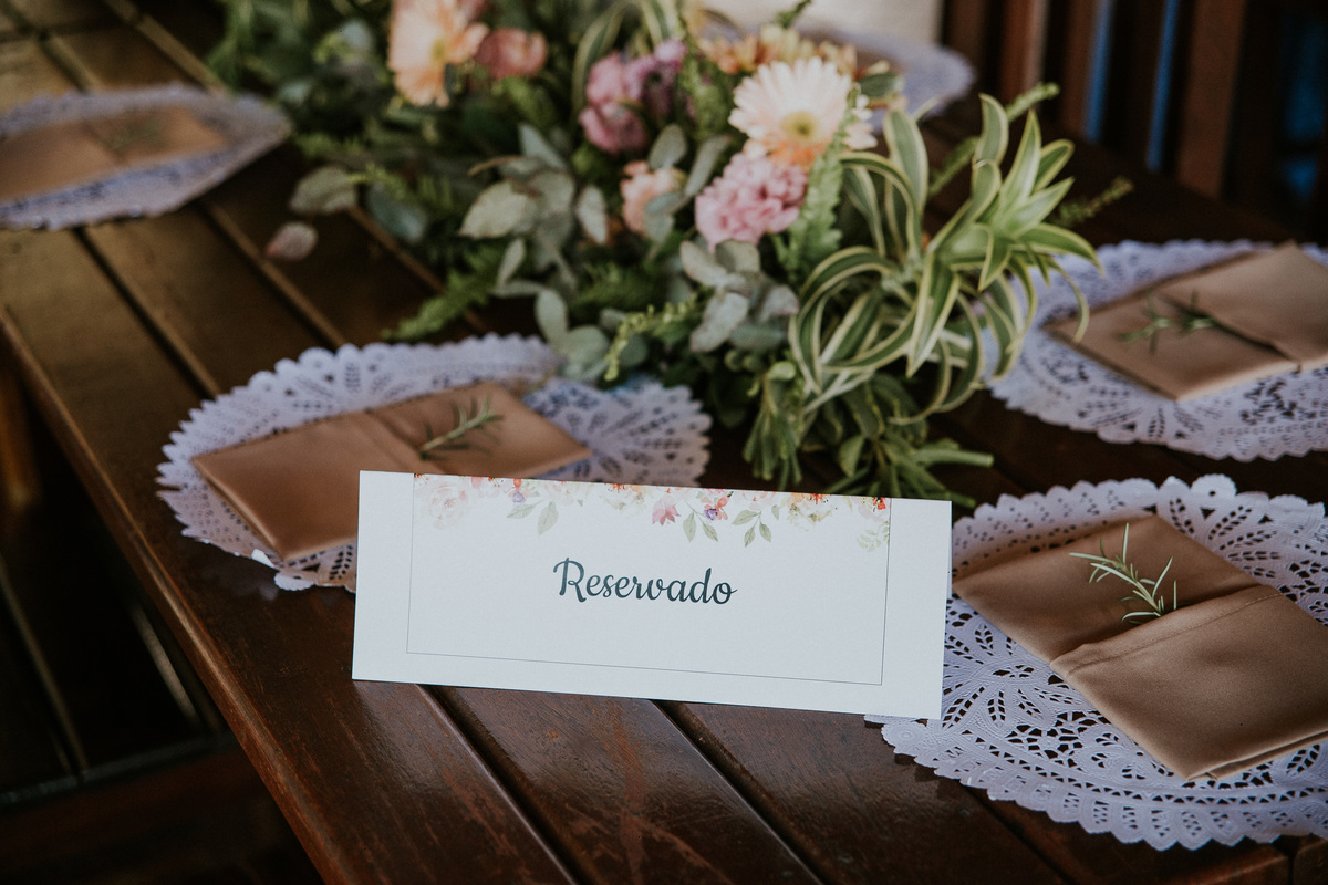 Inspiração de decoração moderna para casamentos durante o dia com bolo naked cake e suculentas 