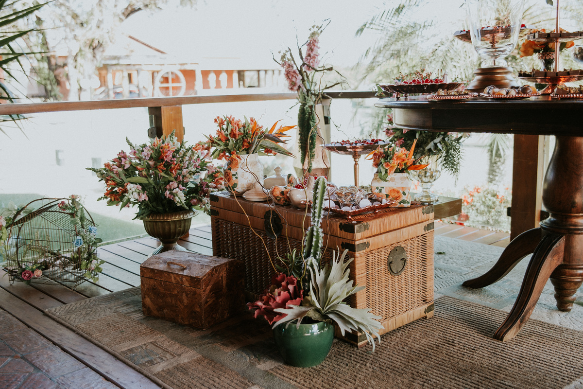 Inspiração de decoração moderna para casamentos durante o dia com bolo naked cake e suculentas 