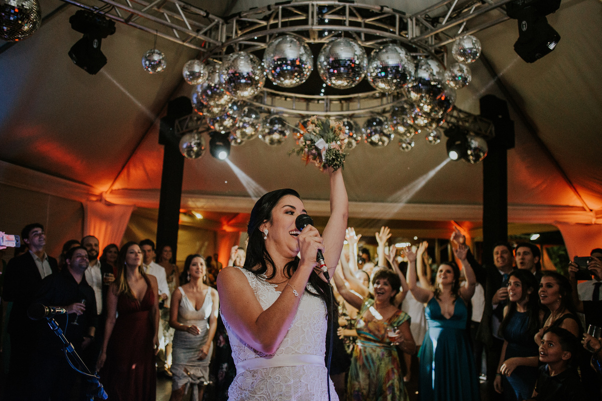 Fotografia de casamento em Betim durante o dia feita ao ar livre no condomínio Mont Serrat em Betim Minas Gerais Brasil