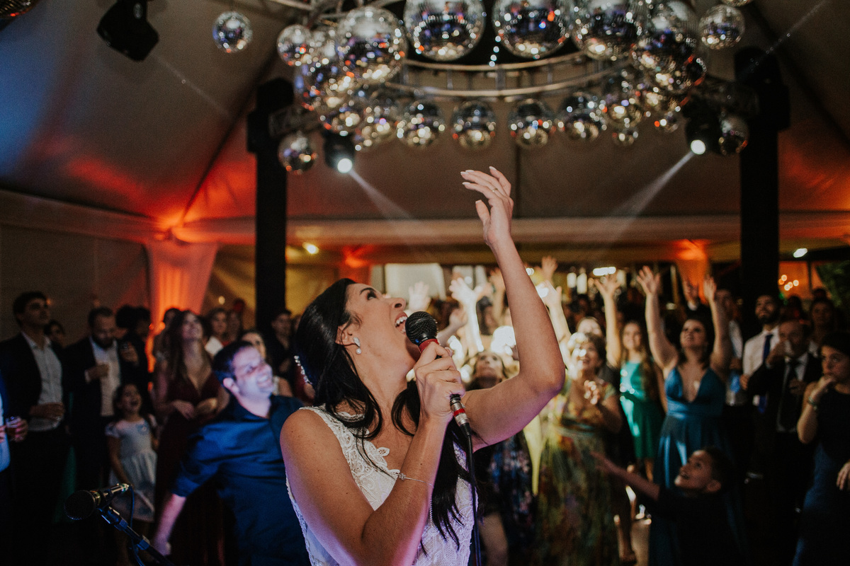 Fotografia de casamento em Betim durante o dia feita ao ar livre no condomínio Mont Serrat em Betim Minas Gerais Brasil