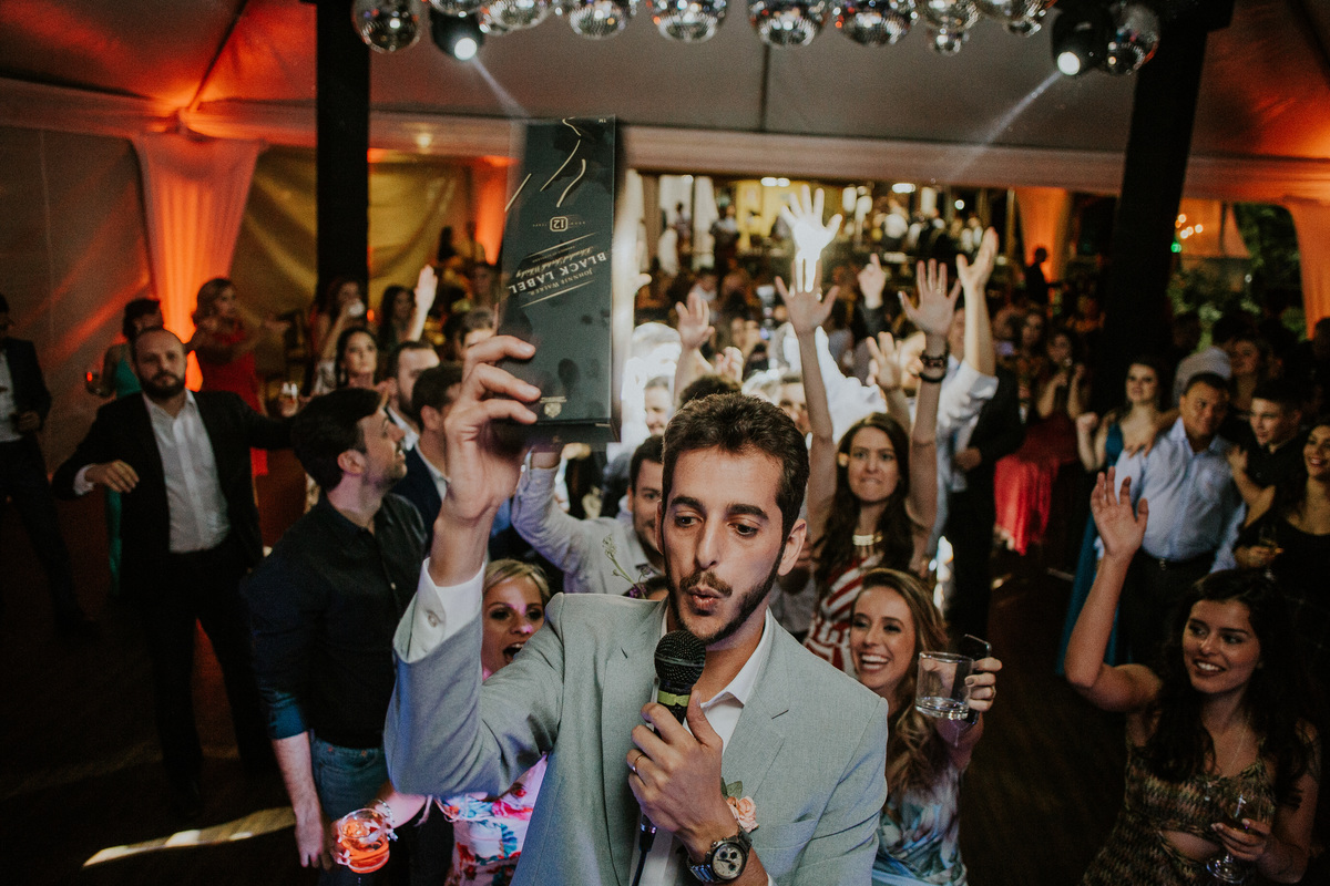 Fotografia de casamento em Betim durante o dia feita ao ar livre no condomínio Mont Serrat em Betim Minas Gerais Brasil
