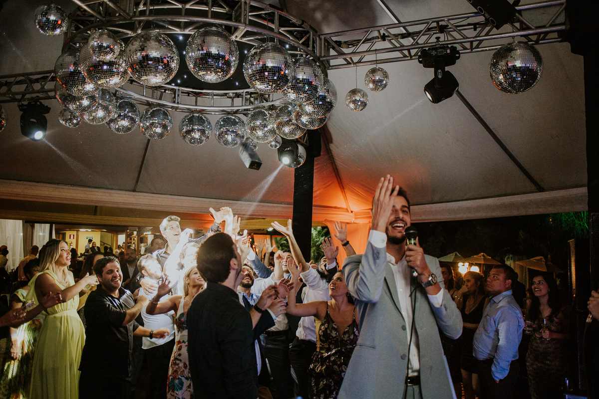 Fotografia de casamento em Betim durante o dia feita ao ar livre no condomínio Mont Serrat em Betim Minas Gerais Brasil