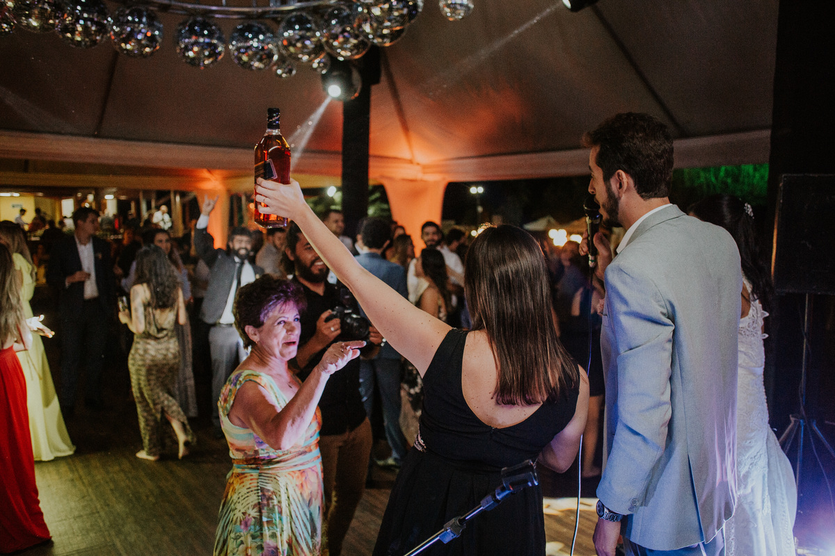 Fotografia de casamento em Betim durante o dia feita ao ar livre no condomínio Mont Serrat em Betim Minas Gerais Brasil