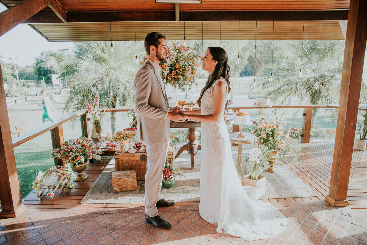 Fotografia de casamento em Betim durante o dia feita ao ar livre no condomínio Mont Serrat em Betim Minas Gerais Brasil