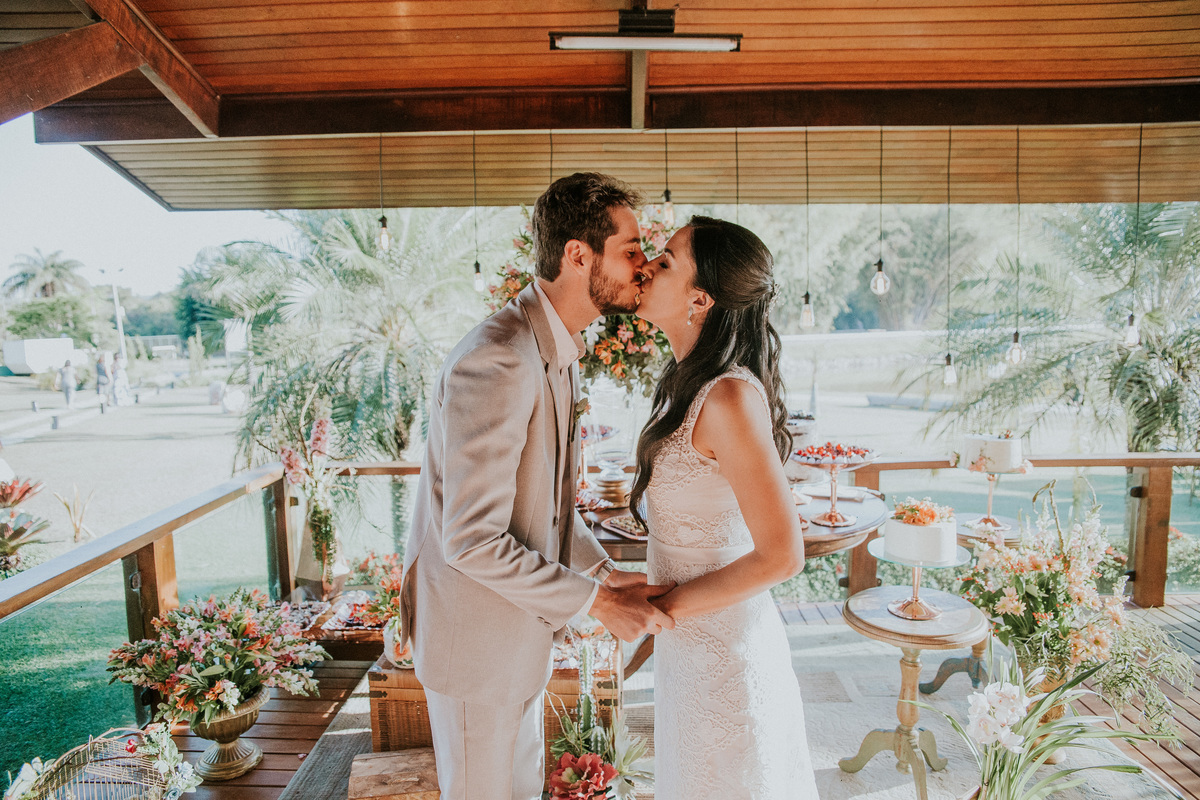 Fotografia de casamento em Betim durante o dia feita ao ar livre no condomínio Mont Serrat em Betim Minas Gerais Brasil