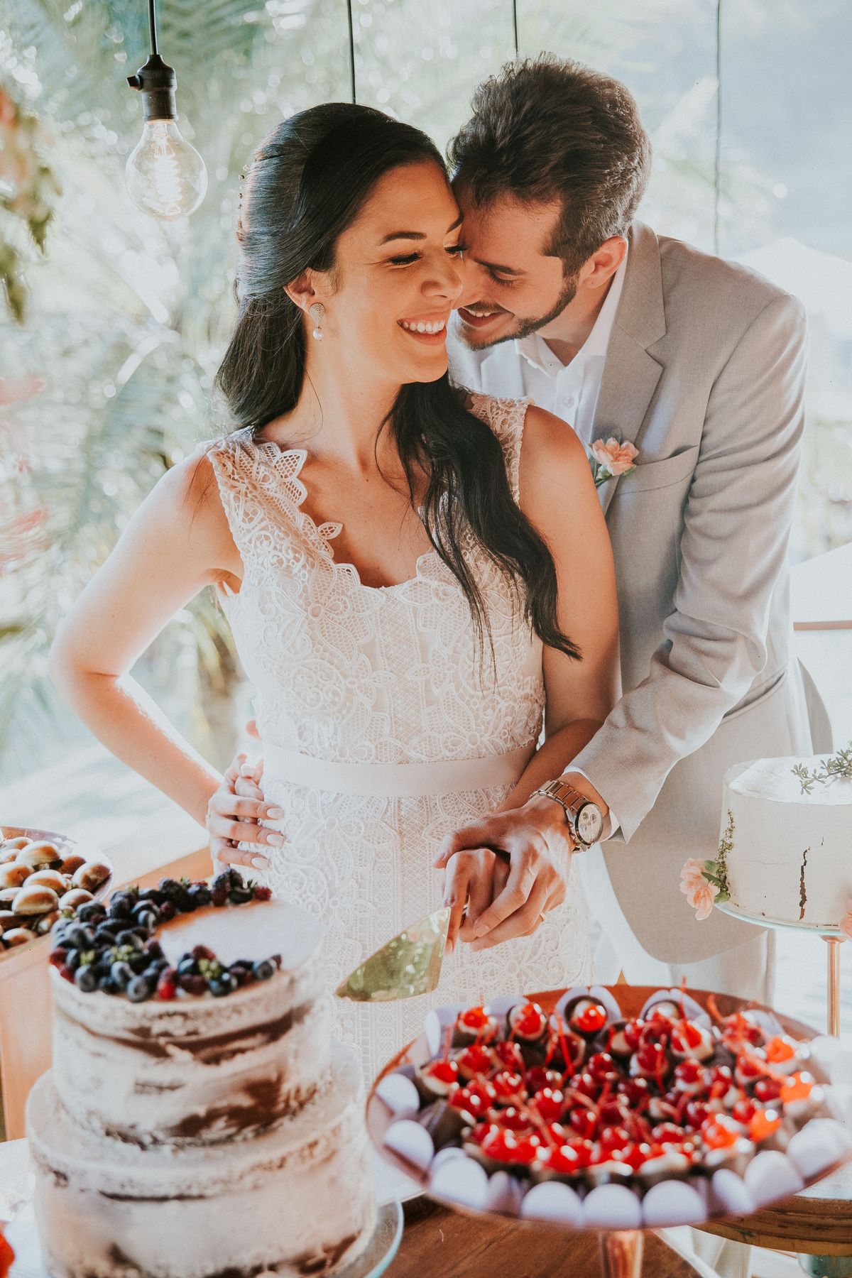 Fotografia de casamento em Betim durante o dia feita ao ar livre no condomínio Mont Serrat em Betim Minas Gerais Brasil