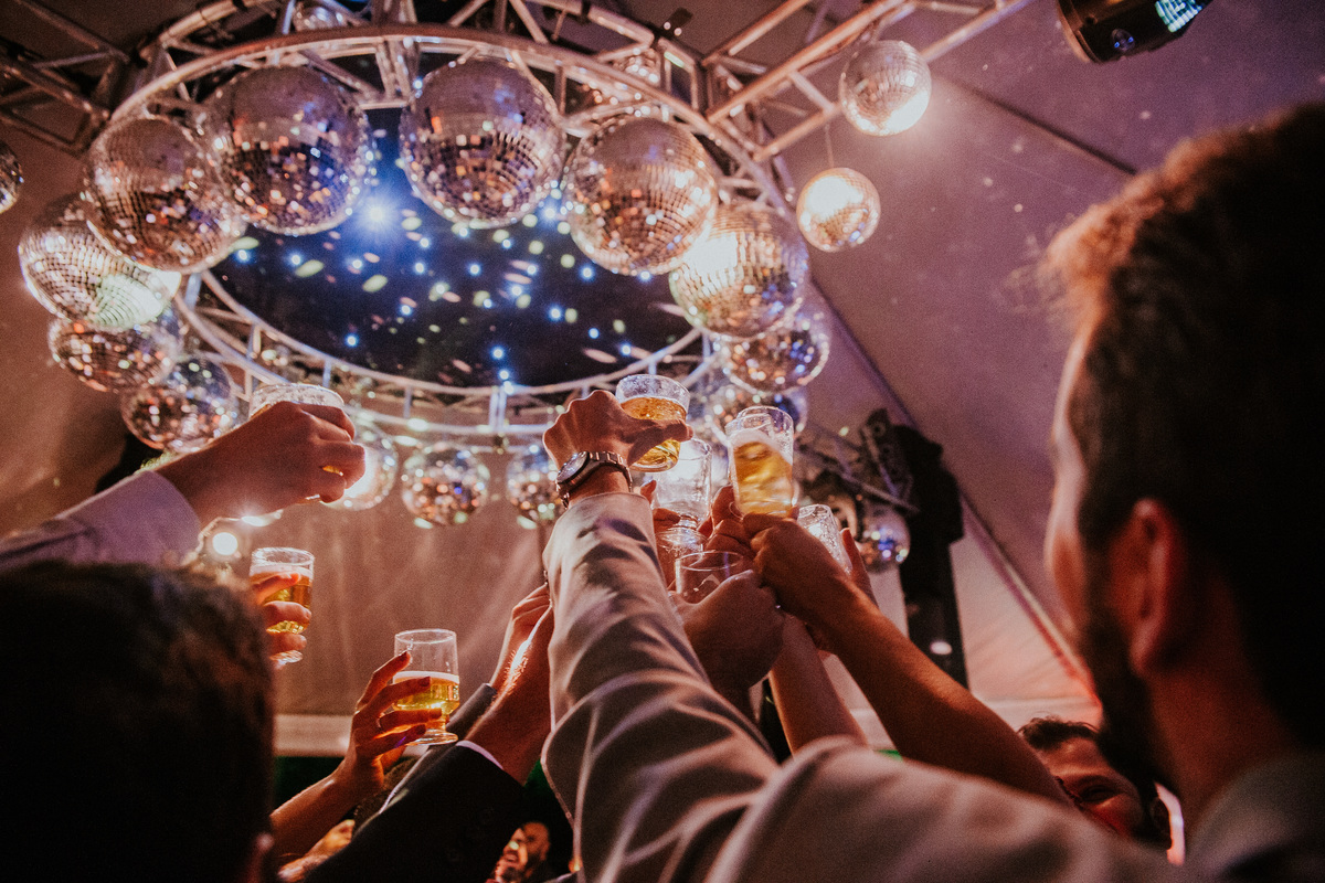 Fotografia de casamento em Betim durante o dia feita ao ar livre no condomínio Mont Serrat em Betim Minas Gerais Brasil