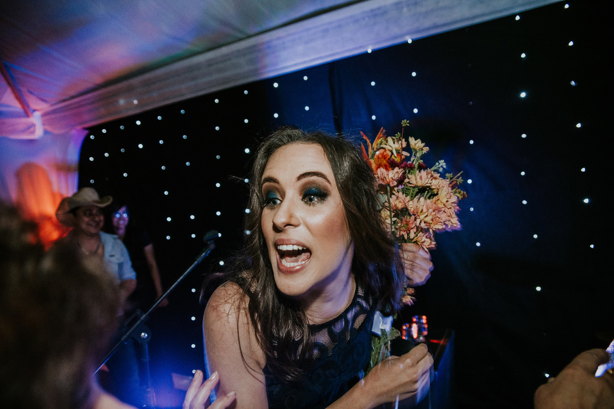 Fotografia de casamento em Betim durante o dia feita ao ar livre no condomínio Mont Serrat em Betim Minas Gerais Brasil