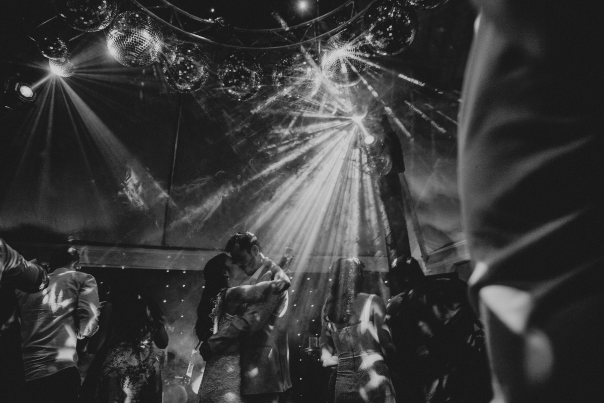 Fotografia de casamento em Betim durante o dia feita ao ar livre no condomínio Mont Serrat em Betim Minas Gerais Brasil