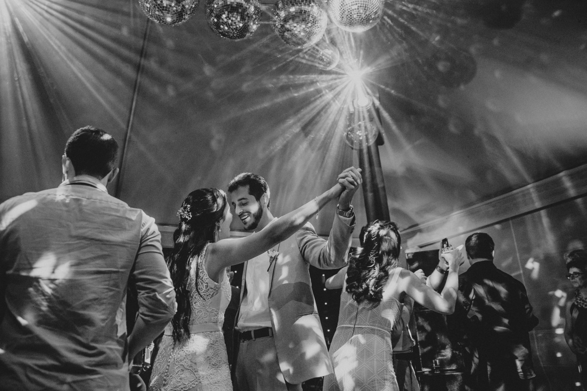 Fotografia de casamento em Betim durante o dia feita ao ar livre no condomínio Mont Serrat em Betim Minas Gerais Brasil