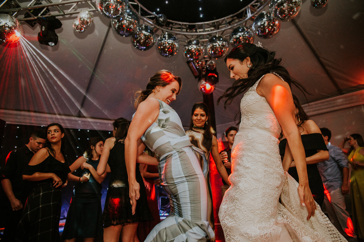Fotografia de casamento em Betim durante o dia feita ao ar livre no condomínio Mont Serrat em Betim Minas Gerais Brasil