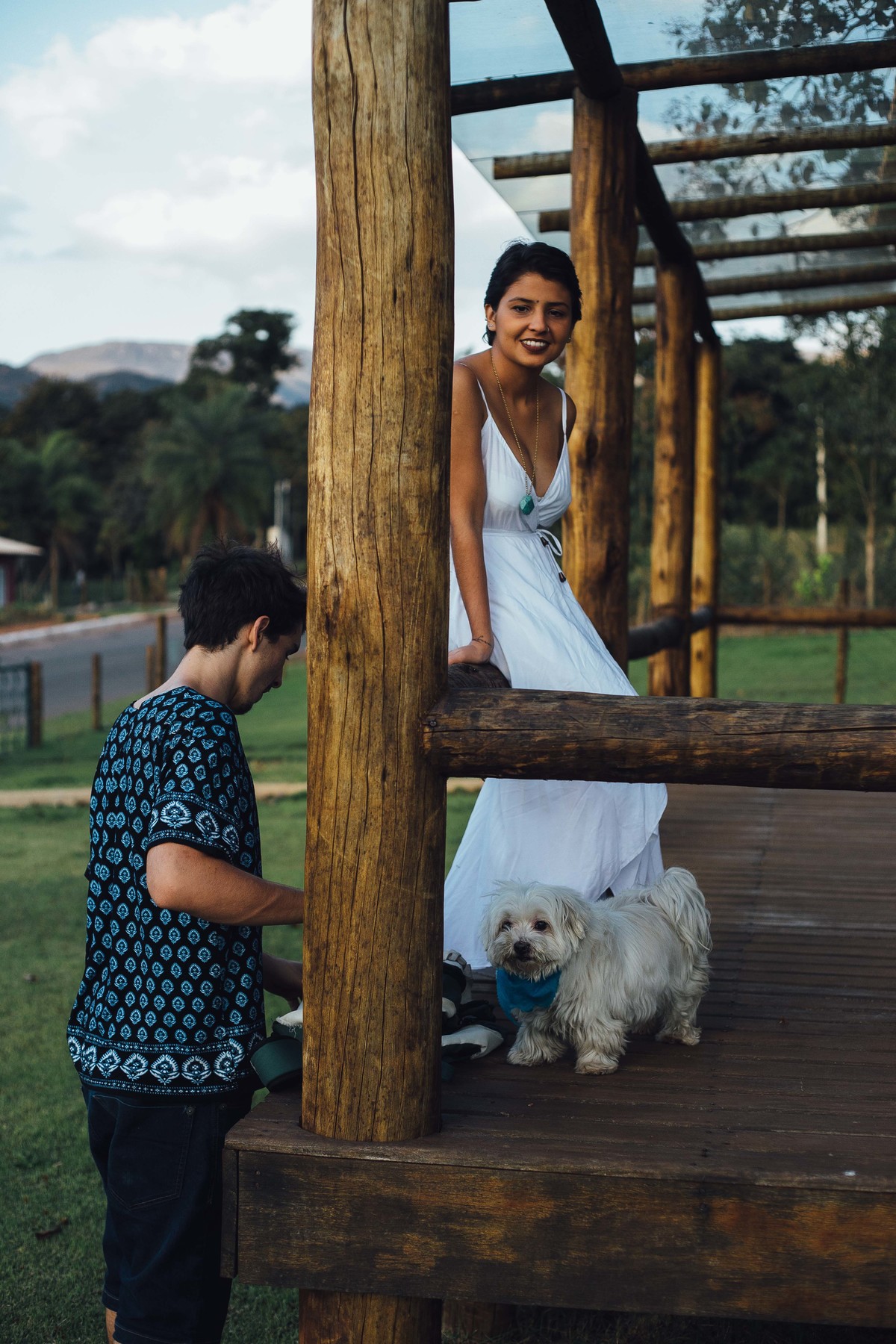 namorados com cachorro em um casa de madeira