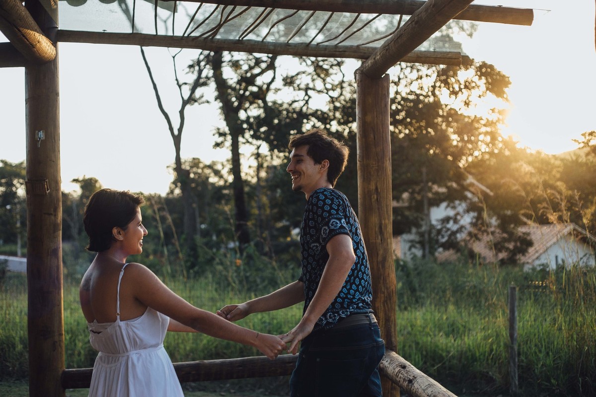 namorados dançando e se divertindo em uma casa de madeira