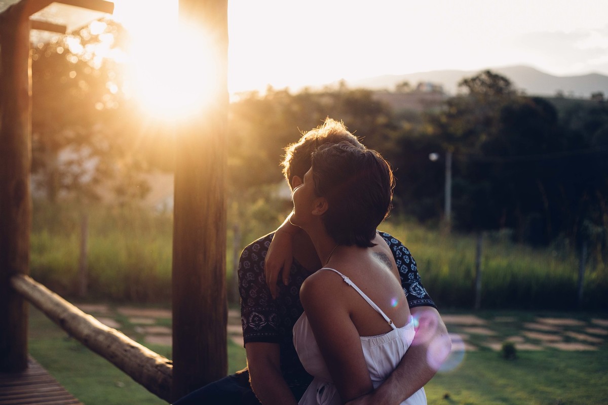 casal se abraçando no por do sol