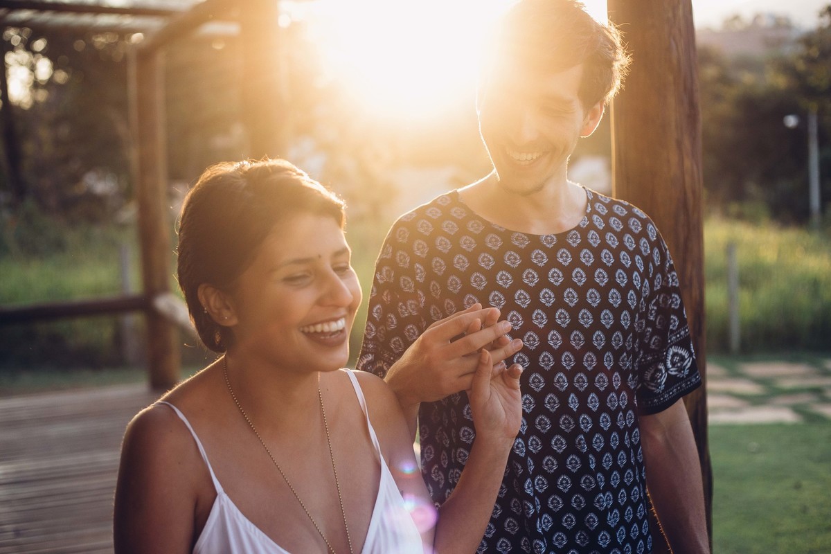 Ensaio de casal no por do sol sorrindo e de mãos dadas