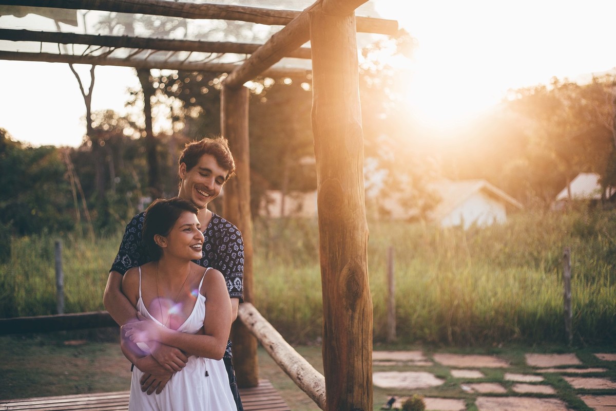 Ensaio de casal no por do sol, foto de casal se abraçando