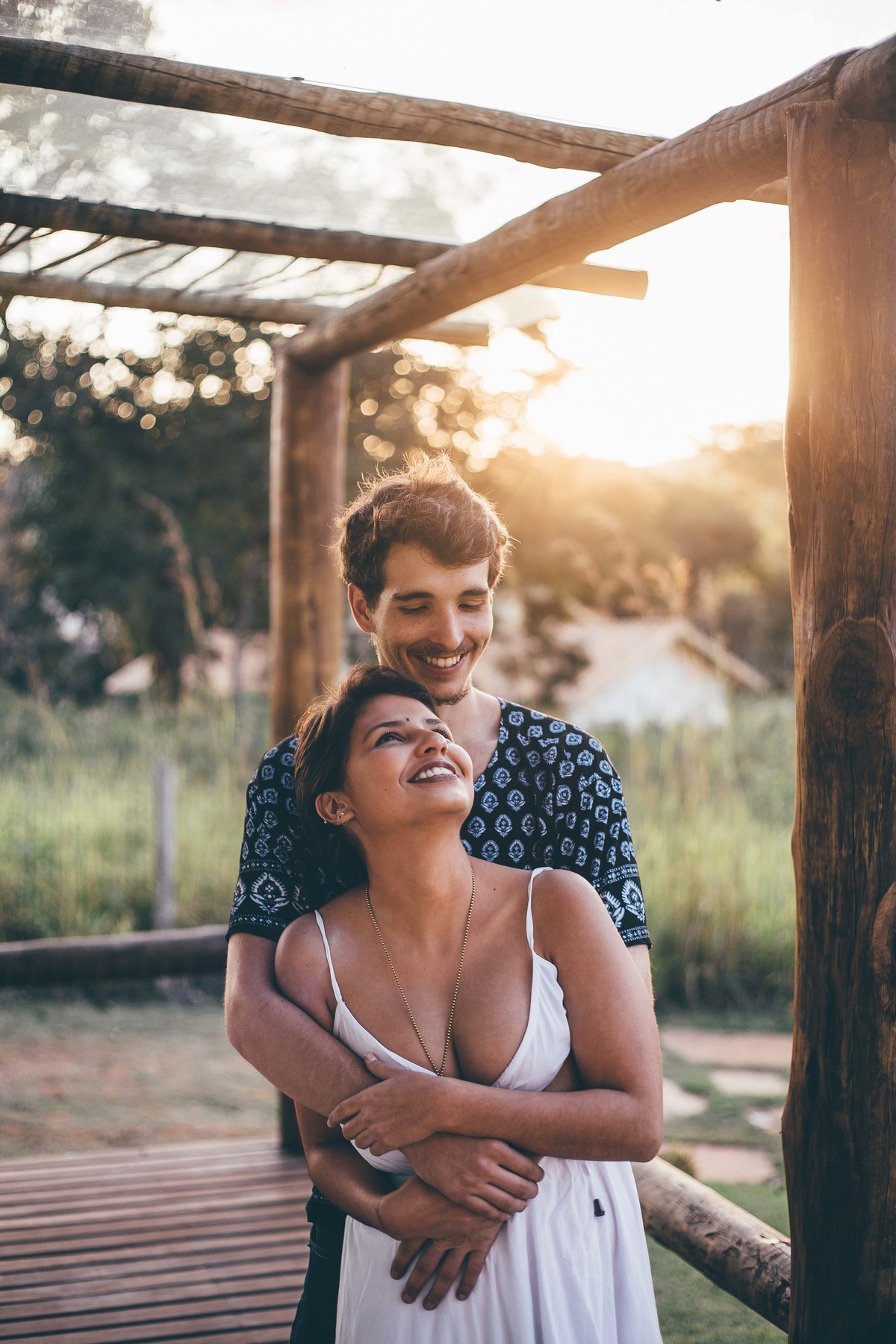Ensaio de casal no por do sol, foto de casal se abraçando e sorrindo