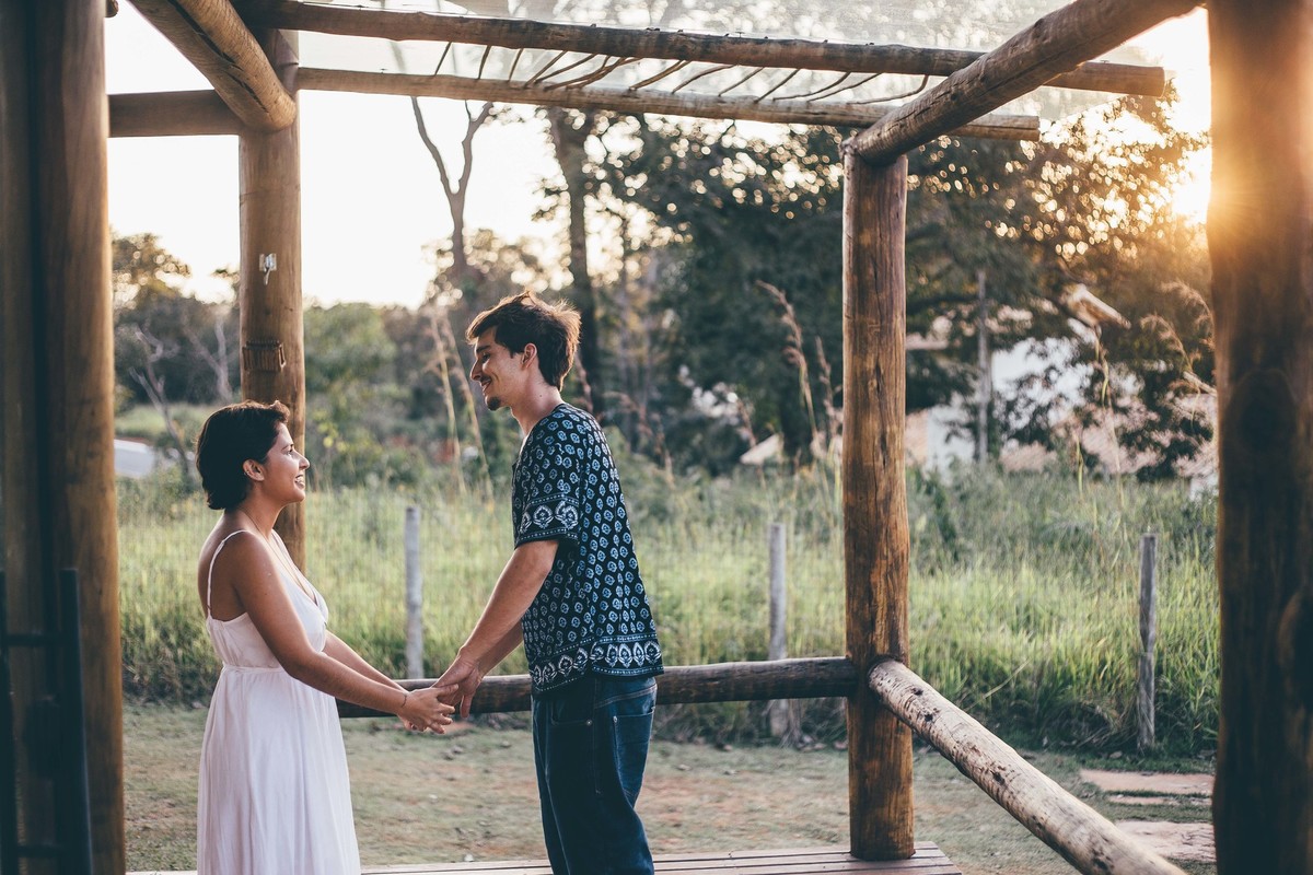 Ensaio de casal no por do sol, foto de casal se abraçando, de mão dadas