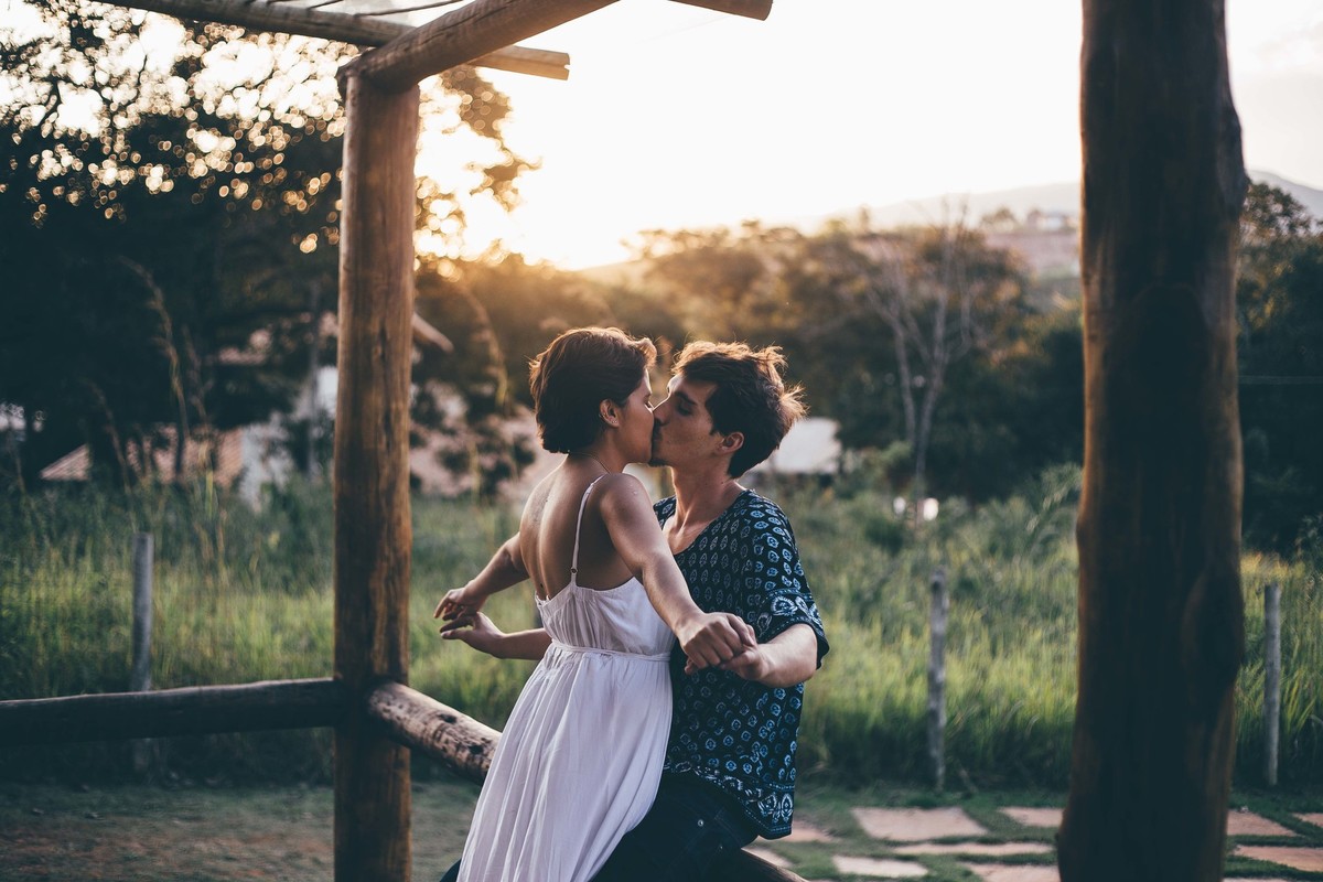 Casal se beijando no por do sol na serra do rola moça