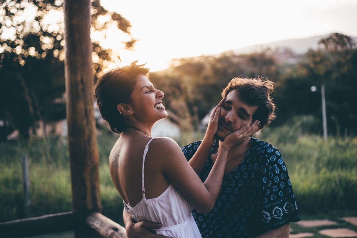 casal se divertindo no por do sol