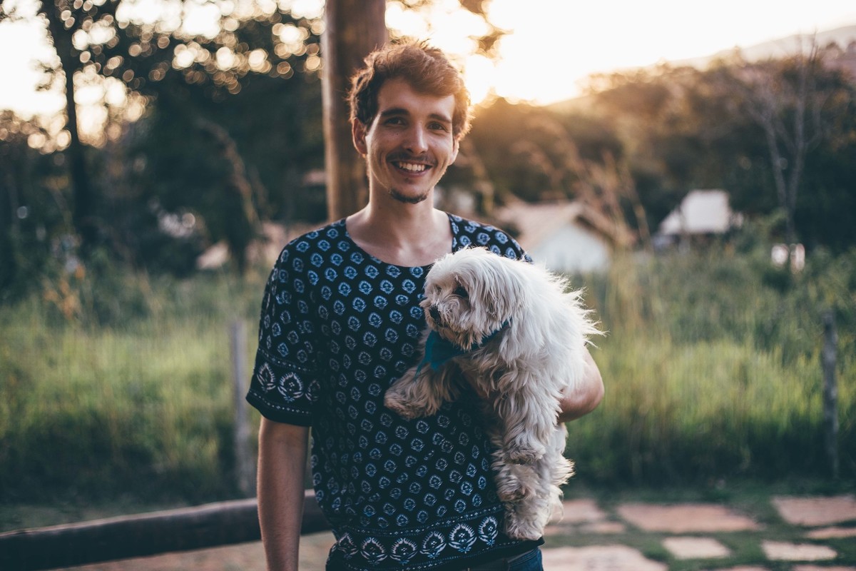 homem segurando seu cachorro