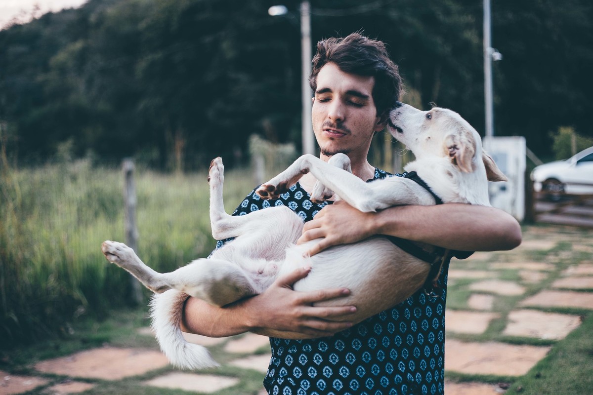 ensaio de casal homem brincando com o cachorro