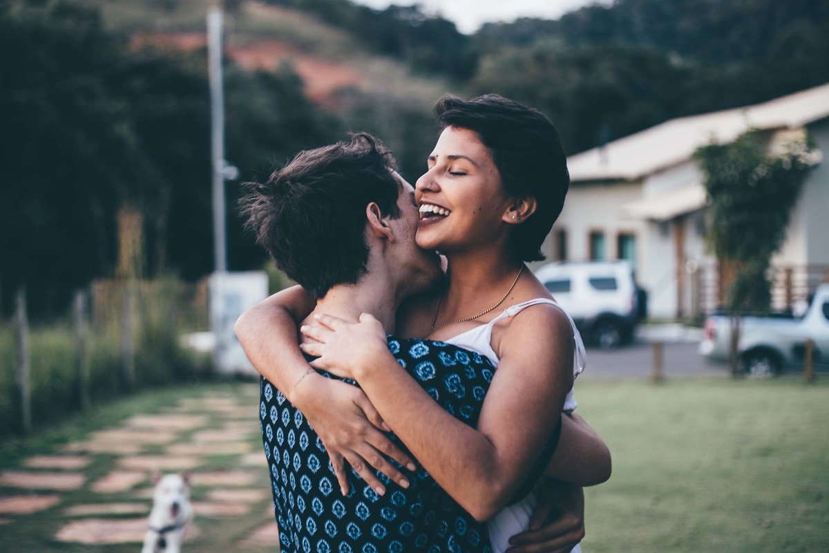 namorados se abraçando no por do sol