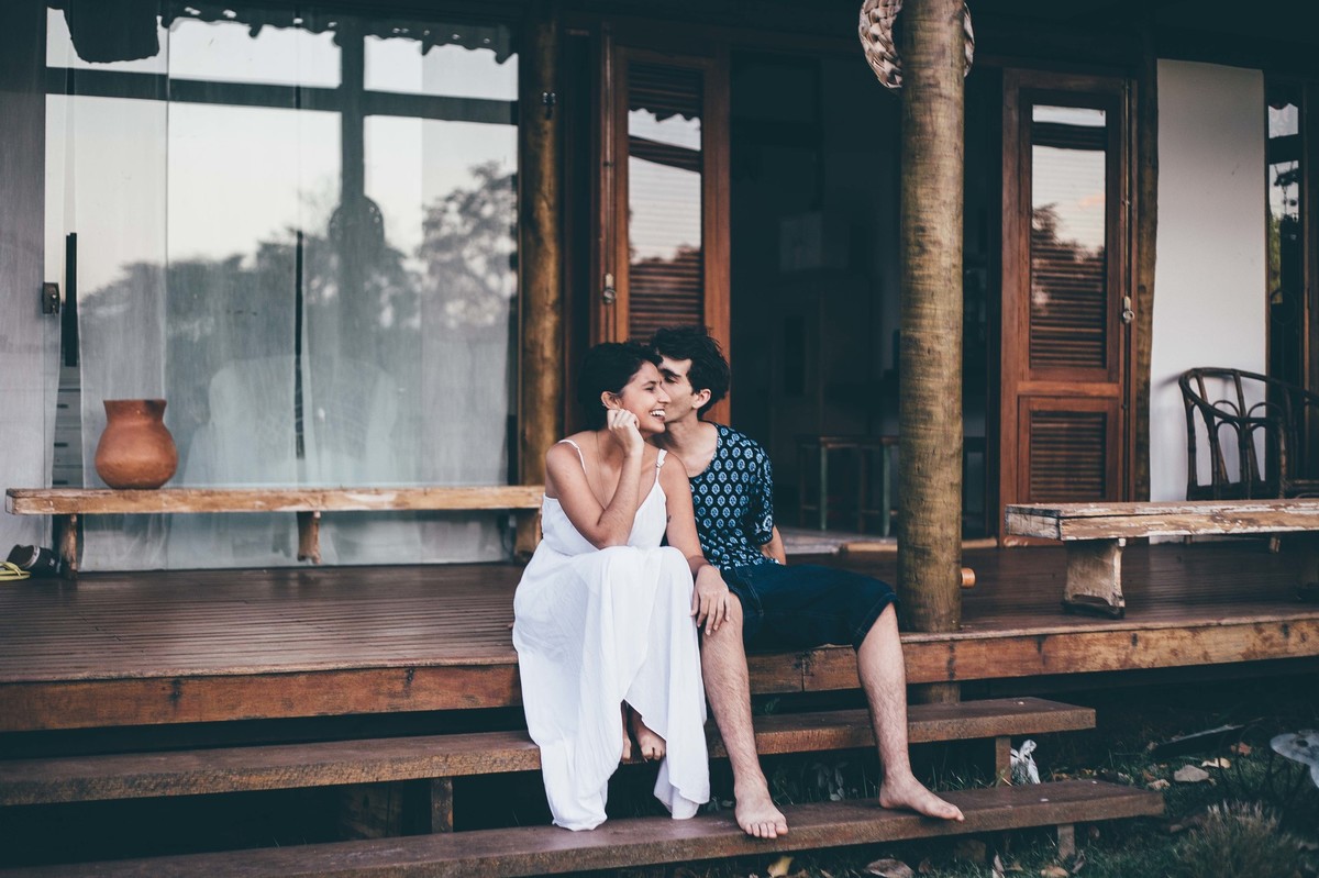 ensaio de casal em casa, sentados na escada da varanda