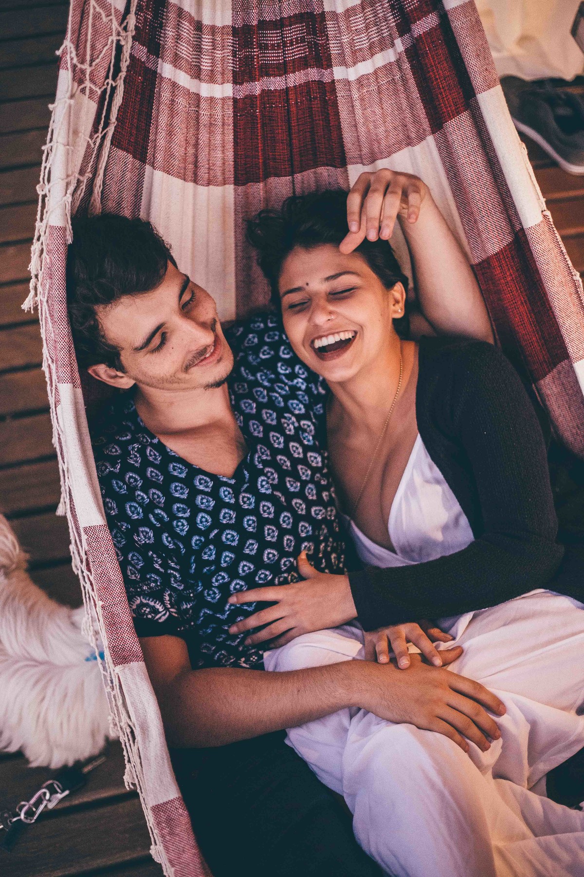 foto de casal apaixonados deitados na rede e olhando um para o outro