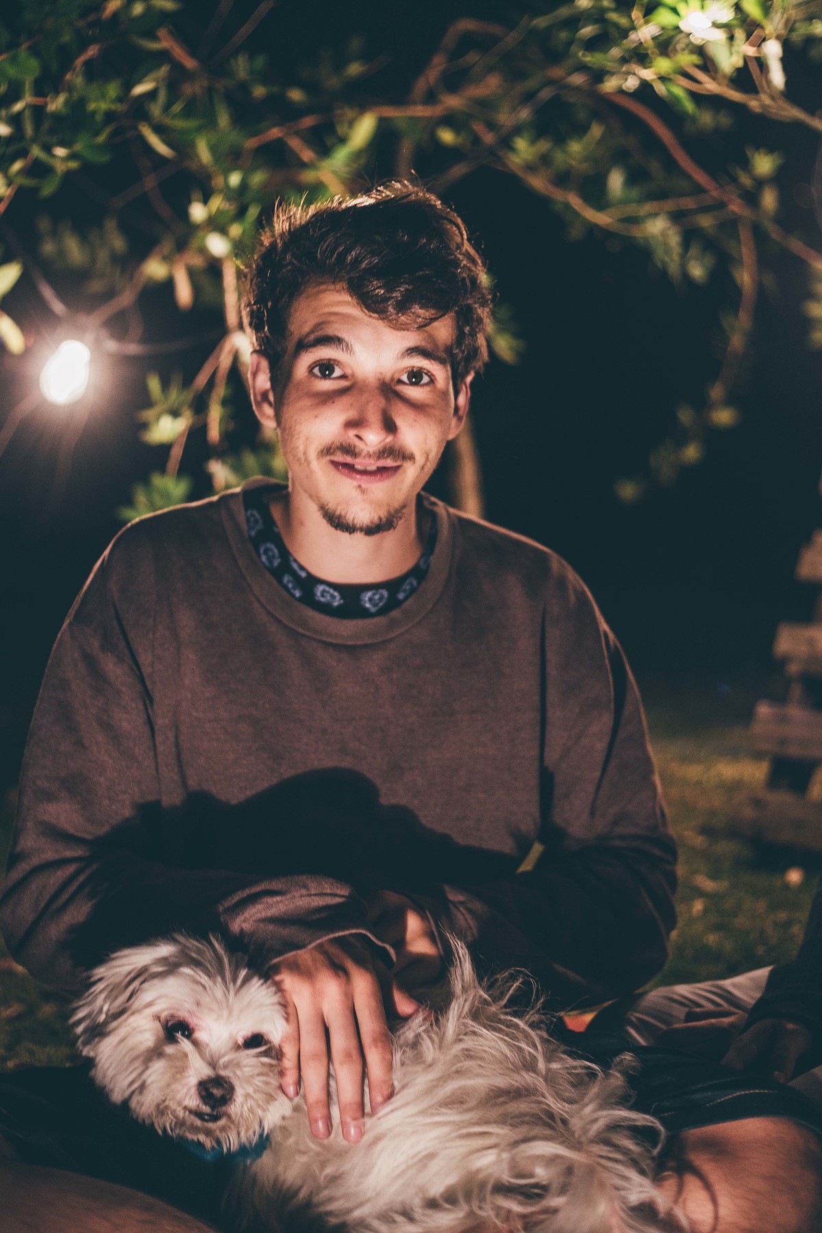 Foto de casal a noite com varal de luz