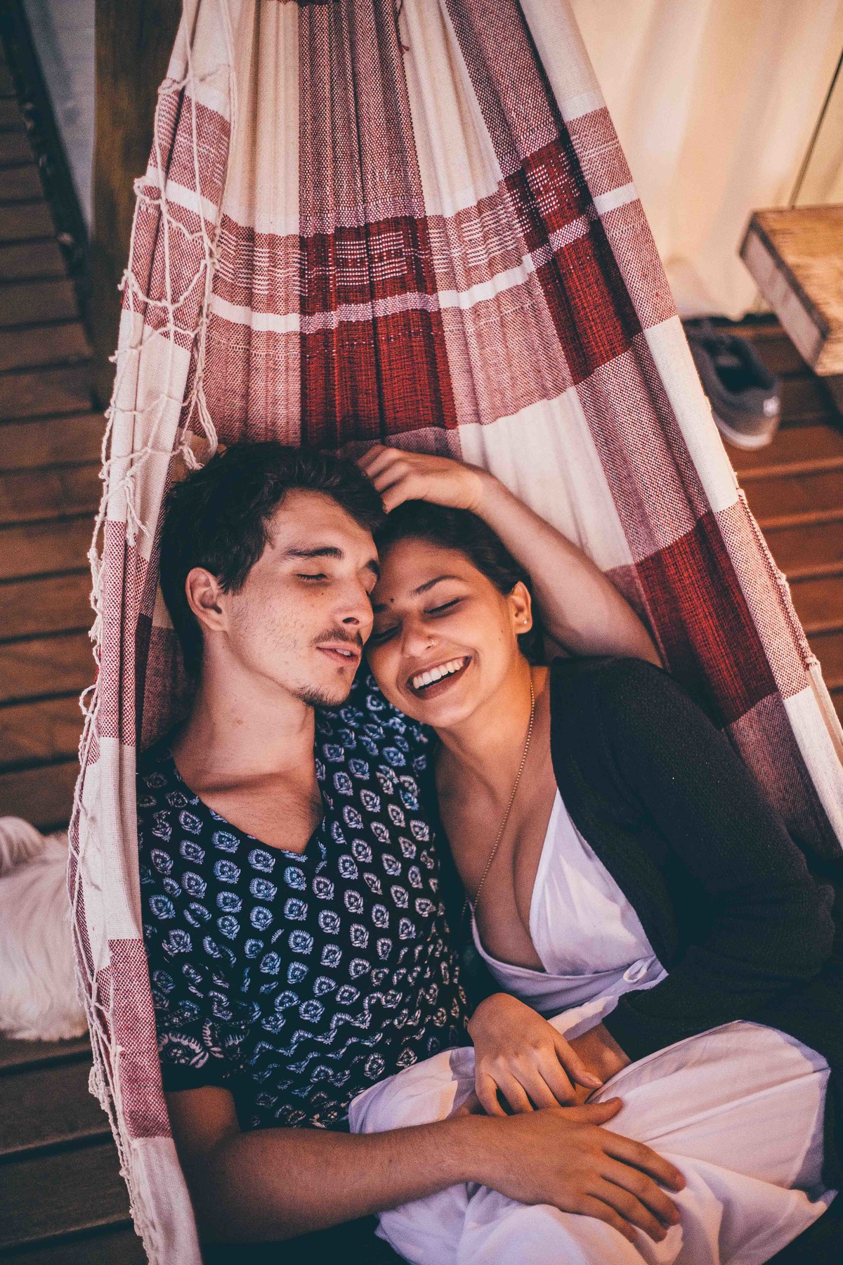 foto de casal deitado na rede