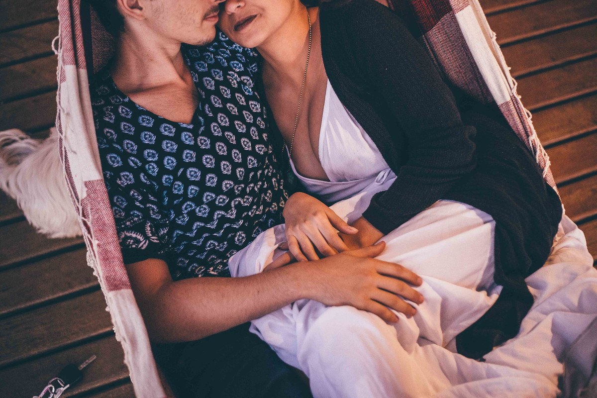 foto de casal deitado na rede