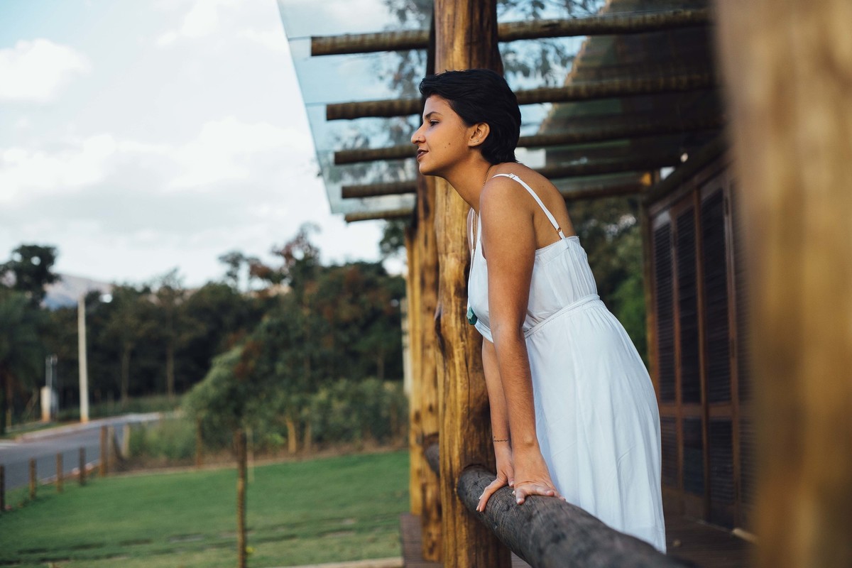 Namorada esperando na varanda da casa pelo namorado