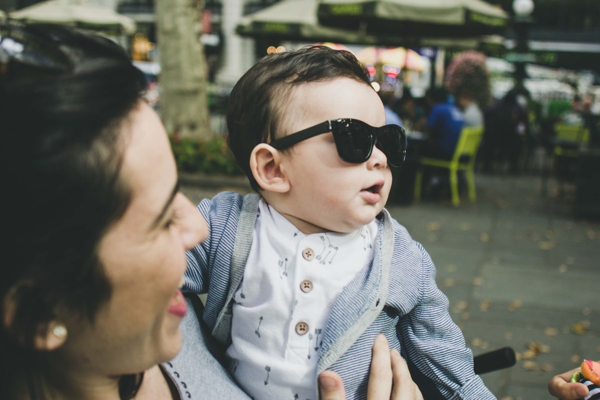 Ensaio fotográfico de família em Nova York, criança com escuros escuro, mãe sorrindo