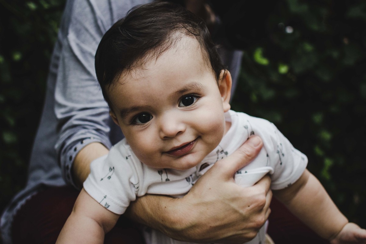 Ensaio fotográfico de família em Nova York, mãe segura filho, filho posa para a câmera